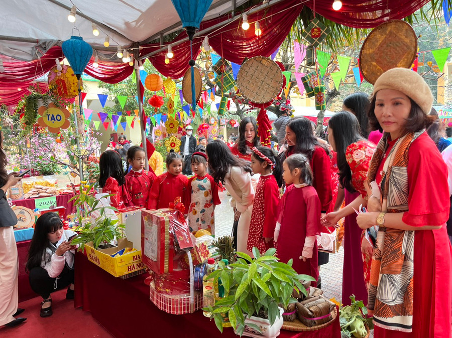 Học sinh giới thiệu các mặt hàng.