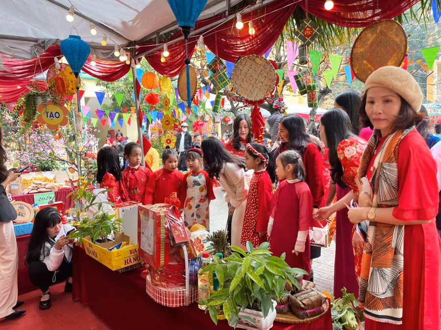 Học sinh giới thiệu các mặt hàng.