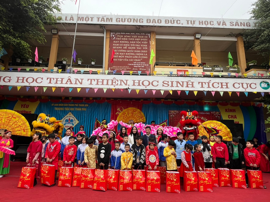 Hàng chục suất quà được trao đến học sinh trước dịp Tết đến, Xuân về. (Ảnh: NT)