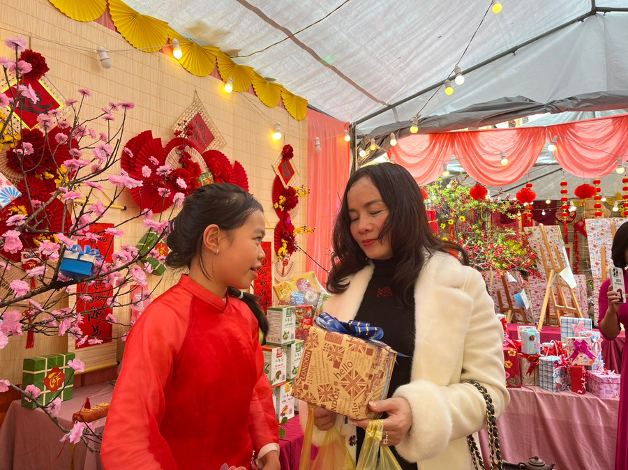 Những sản phẩm STEM do học sinh làm được bán gây quỹ từ thiện. (Ảnh: NT)