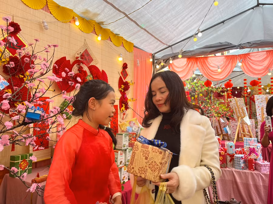 Những sản phẩm STEM do học sinh làm được bán gây quỹ từ thiện. (Ảnh: NT)