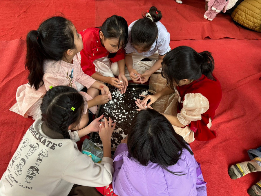 Học sinh trải nghiệm làm bánh. (Ảnh: NT)