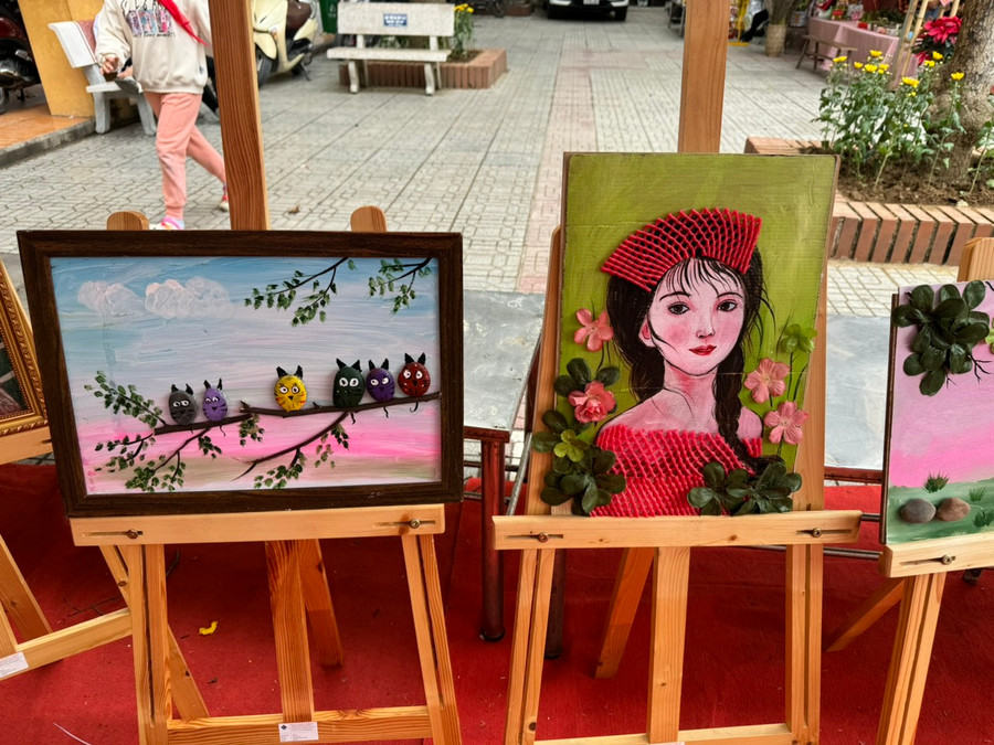 Rất nhiều sản phẩm STEM được học sinh sáng tạo nên để bán gây quỹ từ thiện. (Ảnh: NT)