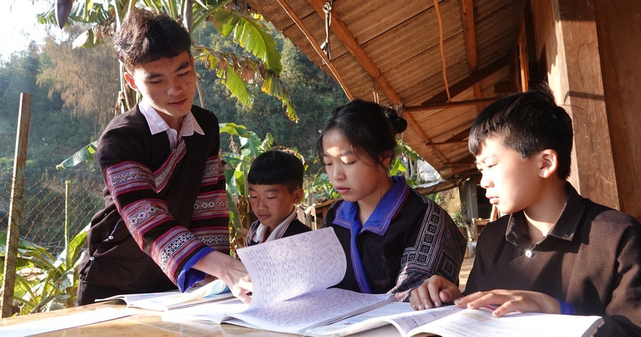 Sùng A Chua sinh ra và lớn lên tại xã Mồ Dề, huyện Mù Cang Chải, tỉnh Yên Bái, mặc dù hoàn cảnh gia đình khó khăn nhưng Chua luôn nỗ lực quyết tâm và giành được nhiều giải thưởng cao trong học tập rèn luyện. Sùng A Chua sinh ra và lớn lên tại xã Mồ Dề, huyện Mù Cang Chải, tỉnh Yên Bái, mặc dù hoàn cảnh gia đình khó khăn nhưng Chua luôn nỗ lực quyết tâm và giành được nhiều giải thưởng cao trong học tập rèn luyện.