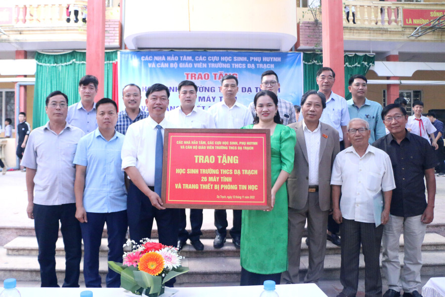 Các vị đại biểu tham dự lễ trao tặng máy tính và thiết bị phòng Tin học cho Trường THCS Dạ Trạch chụp ảnh lưu niệm.