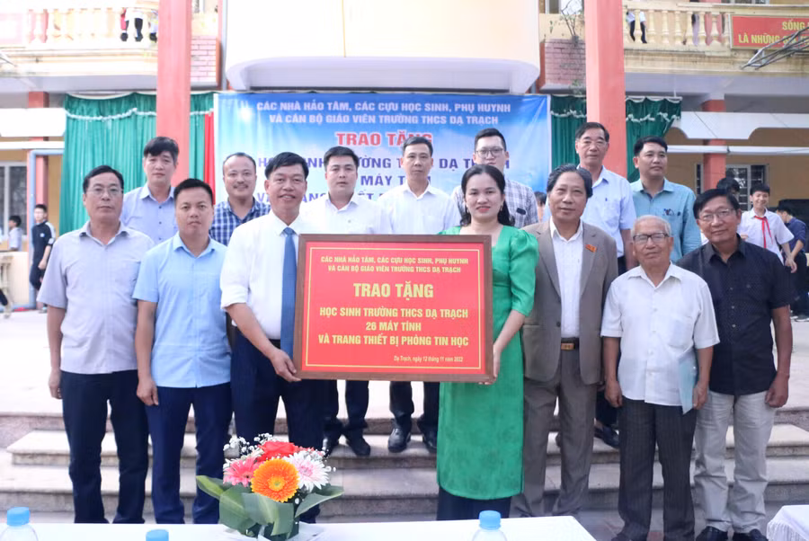 Các vị đại biểu tham dự lễ trao tặng máy tính và thiết bị phòng Tin học cho Trường THCS Dạ Trạch chụp ảnh lưu niệm.