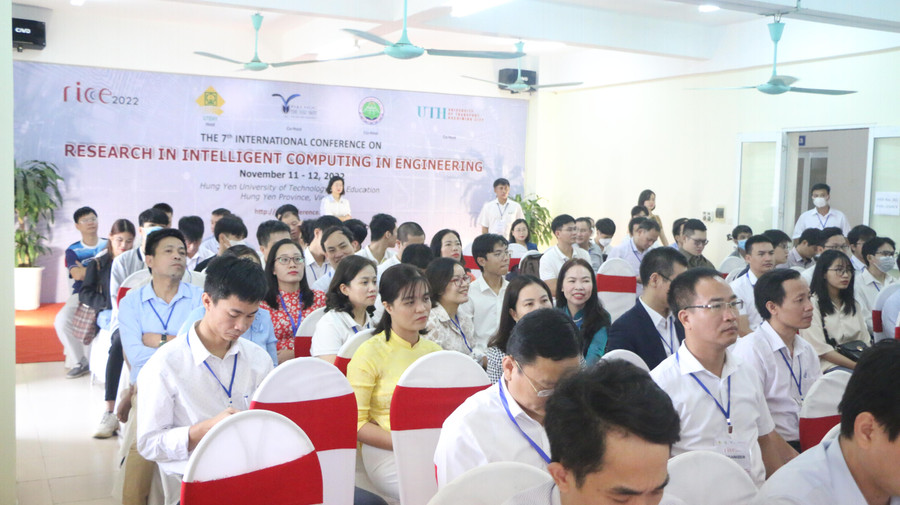 Các đại biểu cùng lắng nghe các tham luận từ các diễn giả tại hội nghị. Các đại biểu cùng lắng nghe các tham luận từ các diễn giả tại hội nghị.