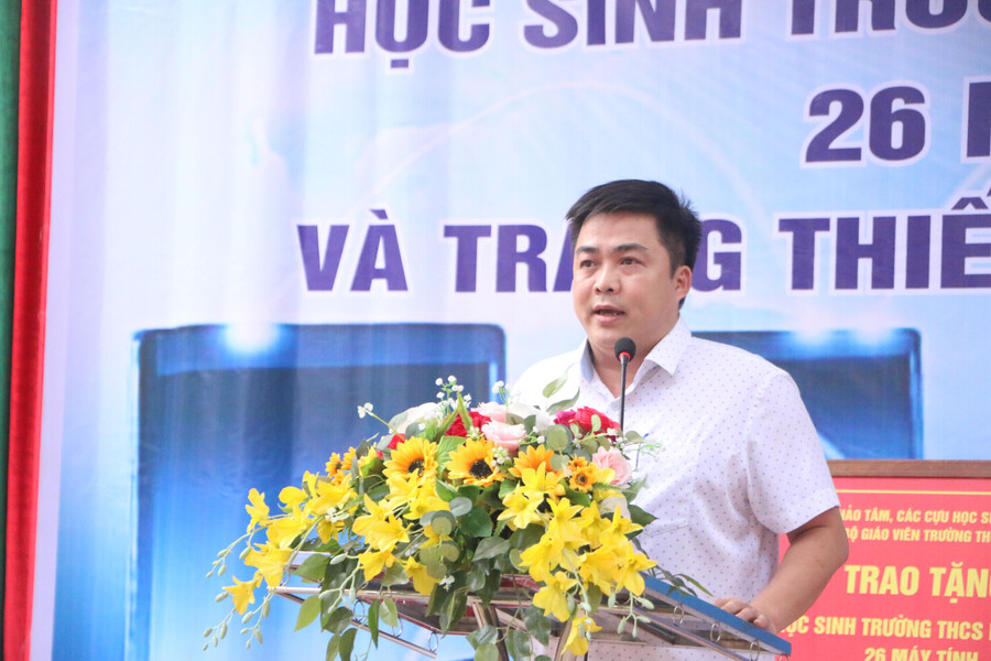 Ông Nguyễn Hữu Thịnh - Trưởng Phòng GD&amp;ĐT Khoái Châu phát biểu động viên nhà trường.