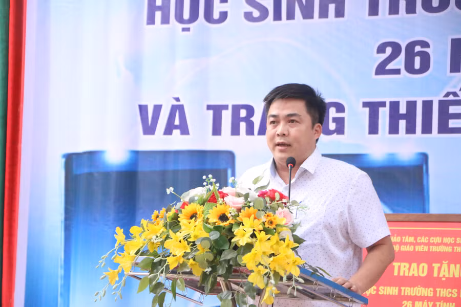 Ông Nguyễn Hữu Thịnh - Trưởng Phòng GD&amp;ĐT Khoái Châu phát biểu động viên nhà trường.