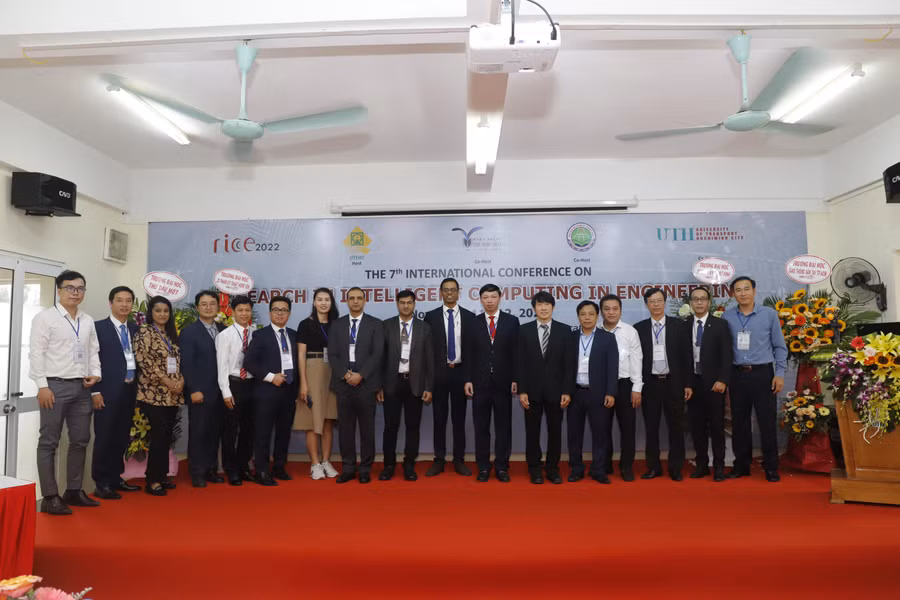 Các đại biểu cùng chụp ảnh lưu niệm trước khi khai mạc chương trình.