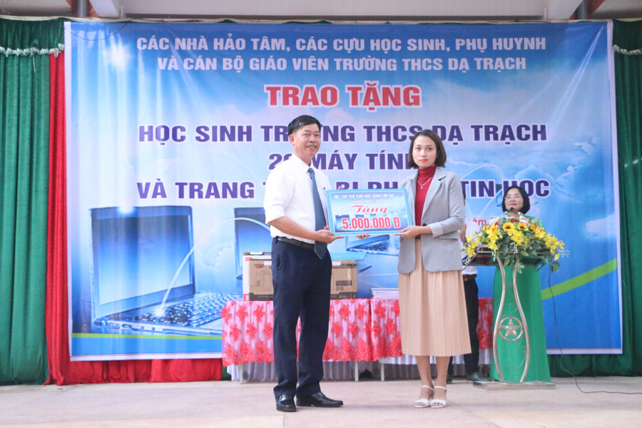 Ông Nguyễn Như Đăng - Chủ tịch UBND xã Dạ Trạch đại diện cho ban vận động lên tiếp nhận tài trợ từ các nhà hảo tâm.