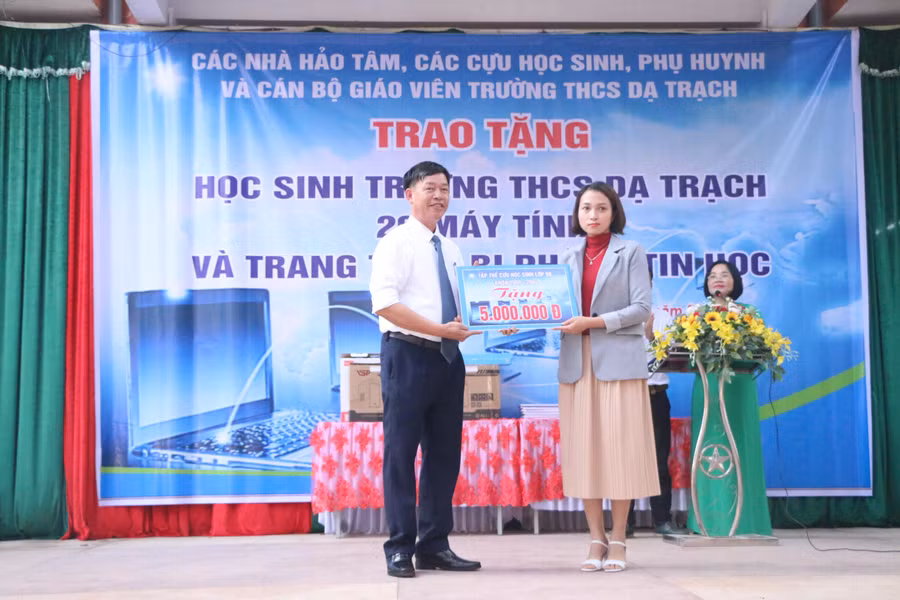 Ông Nguyễn Như Đăng - Chủ tịch UBND xã Dạ Trạch đại diện cho ban vận động lên tiếp nhận tài trợ từ các nhà hảo tâm.