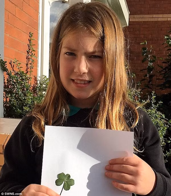 Tallulah Jarvie đã may mắn tìm thấy cỏ 5 lá.