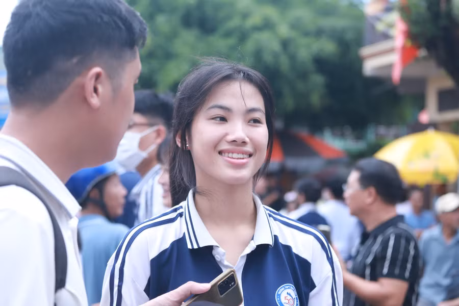 Thí sinh bày tỏ sự vui mừng vì hoàn thành tốt bài thi tổ hợp trong sáng 28/6 tại điểm thi Trường THPT Giao Thủy B, Nam Định. Ảnh: Đình Tuệ.