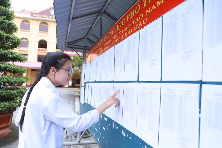 Thí sinh tới điểm thi Trường THPT A Hải Hậu xem lại sơ đồ phòng thi và số báo danh. Ảnh: Đình Tuệ.