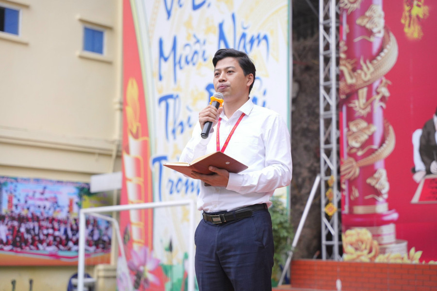 Thầy Phạm Quốc Toản - giáo viên Vật lí của Trường THPT Huỳnh Thúc Kháng (Thanh Xuân, Hà Nội). Ảnh: Đình Tuệ. Thầy Phạm Quốc Toản - giáo viên Vật lí của Trường THPT Huỳnh Thúc Kháng (Thanh Xuân, Hà Nội). Ảnh: Đình Tuệ.