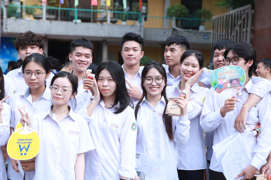 Thí sinh vui mừng sau khi kết thúc môn thi cuối cùng của kỳ thi tại điểm thi Trường THPT Nguyễn Huệ (TP Nam Định, tỉnh Nam Định). Ảnh: Đình Tuệ. Thí sinh vui mừng sau khi kết thúc môn thi cuối cùng của kỳ thi tại điểm thi Trường THPT Nguyễn Huệ (TP Nam Định, tỉnh Nam Định). Ảnh: Đình Tuệ.