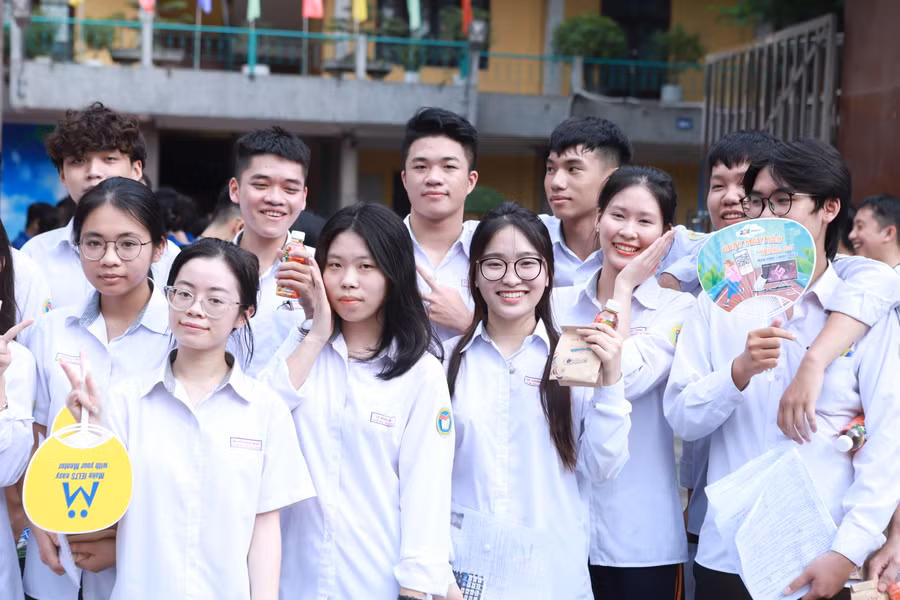 Thí sinh vui mừng sau khi kết thúc môn thi cuối cùng của kỳ thi tại điểm thi Trường THPT Nguyễn Huệ (TP Nam Định, tỉnh Nam Định). Ảnh: Đình Tuệ.