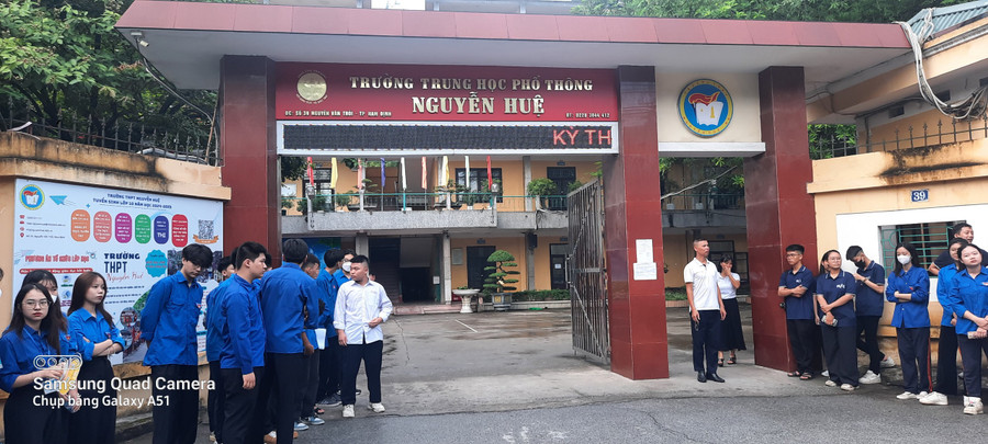 Lực lượng như thanh niên tình nguyện, thầy cô giáo sẵn sàng hỗ trợ thí sinh tại điểm thi. Ảnh: Đình Tuệ. Lực lượng như thanh niên tình nguyện, thầy cô giáo sẵn sàng hỗ trợ thí sinh tại điểm thi. Ảnh: Đình Tuệ.