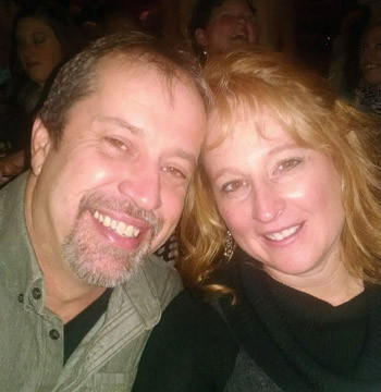 Ông Paxton và bạn gái Troyer. Ảnh:Cantonrep mua-quang-cao-tren-bao-de-cau-hon-ban-gai-1