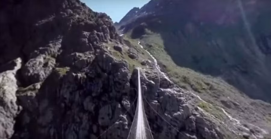 ron nguoi di qua cay cau treo dai va nguy hiem o thuy si hinh anh 3