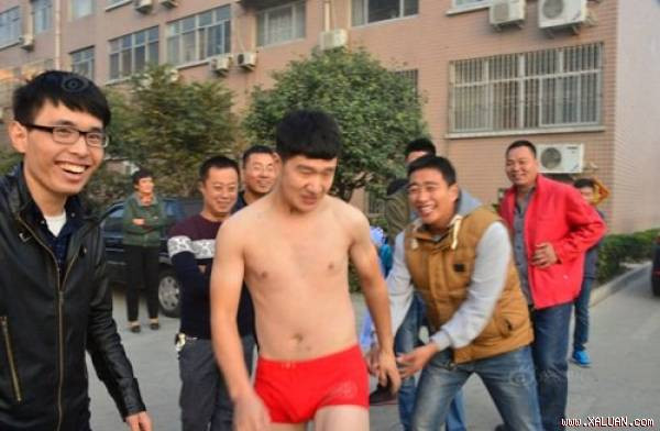 Đi đón dâu, chú rể bị lột gần hết quần áo ảnh 1 Chú rể bị lột gần hết quần áo trước khi đón dâu