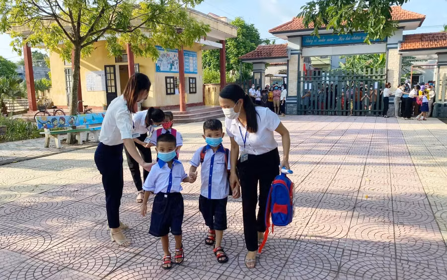 Cô trò Trường Tiểu học Hải Anh cùng nhau tới trường sau thời gian nghỉ dịch.