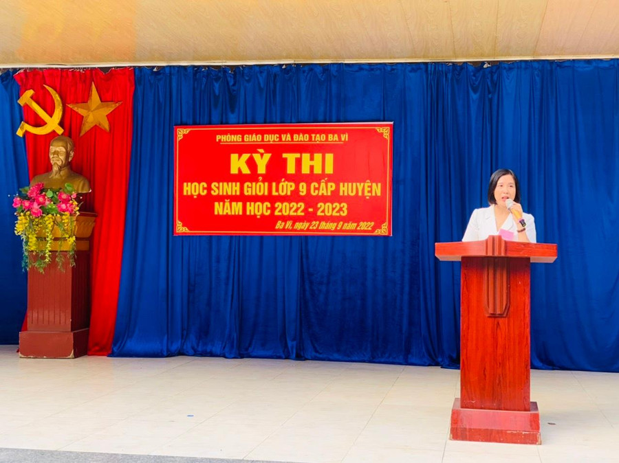 Bà Đặng Thị Kim Tuyến - Phó Trưởng phòng GD&ĐT Ba Vì động viên các thí sinh bình tĩnh, tự tin đạt kết quả cao trong kỳ thi.