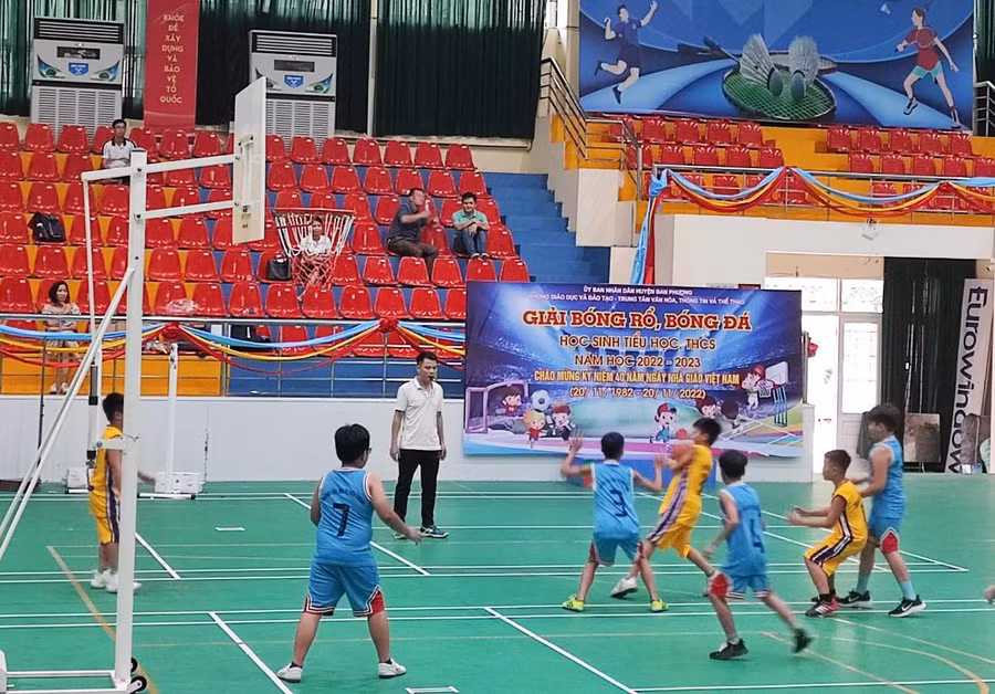 210 vận động viên là học sinh của các trường Tiểu học, THCS trên địa bàn huyện Đan Phượng tham gia giải bóng rổ năm 2022