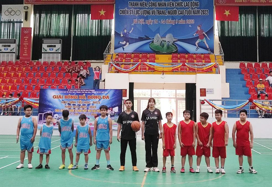 Các vận động viên và trọng tài chụp ảnh trước giờ thi đấu. Các vận động viên và trọng tài chụp ảnh trước giờ thi đấu.