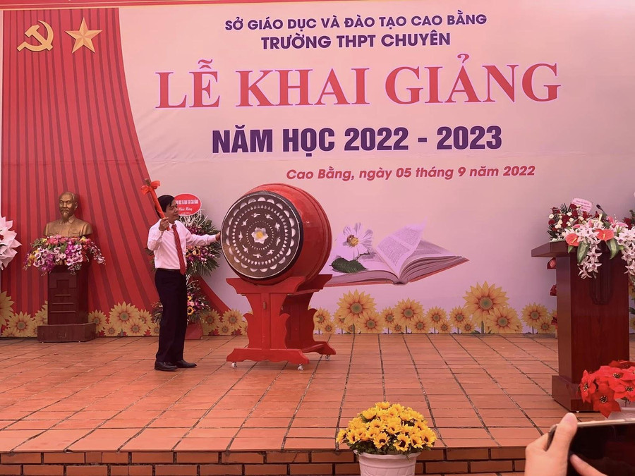 Thầy Hà Tiến Sỹ - Bí thư chi bộ, Hiệu trưởng nhà trường đánh trống khai giảng năm học mới 2022-2023