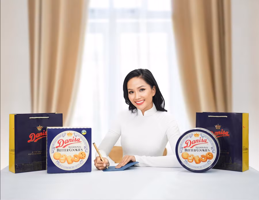 Hôm nay là ngày 20/11, không khí tri ân nhà giáo đã tràn ngập khắp nơi, trong ngày đặc biệt này, bất kể bạn đang ở đâu, bạn cũng có thể cùng Danisa trao gửi đến thầy cô tình cảm ấm áp của mình bằng một hộp bánh quy bơ hảo hạng và tinh tế, theo một cách rất riêng.