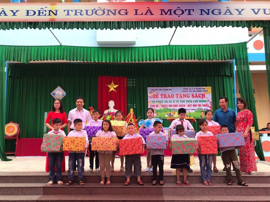 Hoạt động trao quà cho học sinh trường Tiểu Học Hoằng Trạch