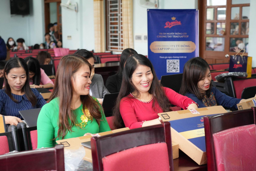 Nụ cười bừng sáng trên gương mặt thầy cô khi có thêm công cụ hữu ích để nâng cao chất lượng giảng dạy. Nụ cười bừng sáng trên gương mặt thầy cô khi có thêm công cụ hữu ích để nâng cao chất lượng giảng dạy.