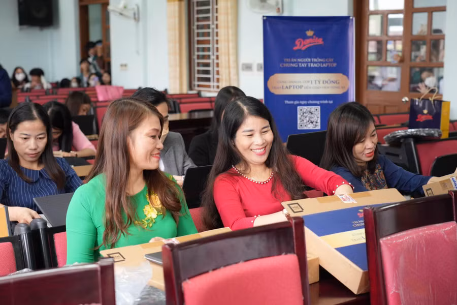 Nụ cười bừng sáng trên gương mặt thầy cô khi có thêm công cụ hữu ích để nâng cao chất lượng giảng dạy.