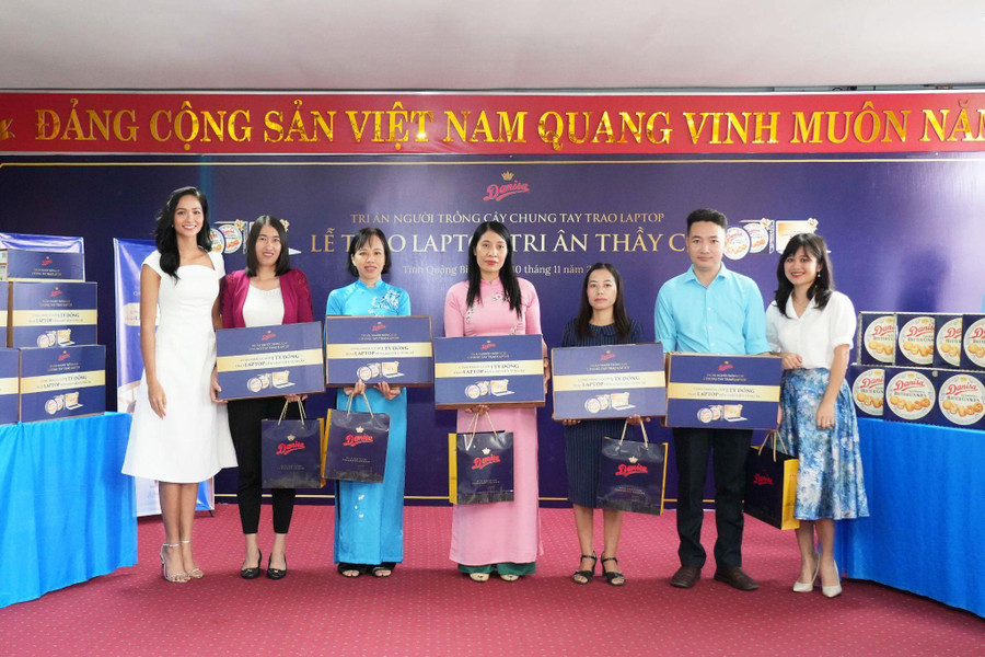 Hoa hậu H’Hen Niê tiếp tục đồng hành với chương trình “Cùng Danisa tri ân người trồng cây, chung tay trao laptop” trong mùa tri ân thứ hai. Hoa hậu H’Hen Niê tiếp tục đồng hành với chương trình “Cùng Danisa tri ân người trồng cây, chung tay trao laptop” trong mùa tri ân thứ hai.