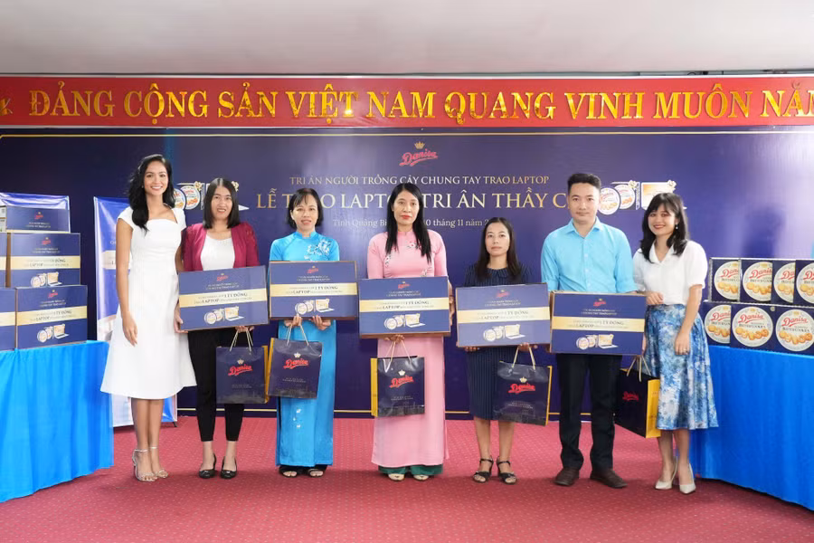 Hoa hậu H’Hen Niê tiếp tục đồng hành với chương trình “Cùng Danisa tri ân người trồng cây, chung tay trao laptop” trong mùa tri ân thứ hai.