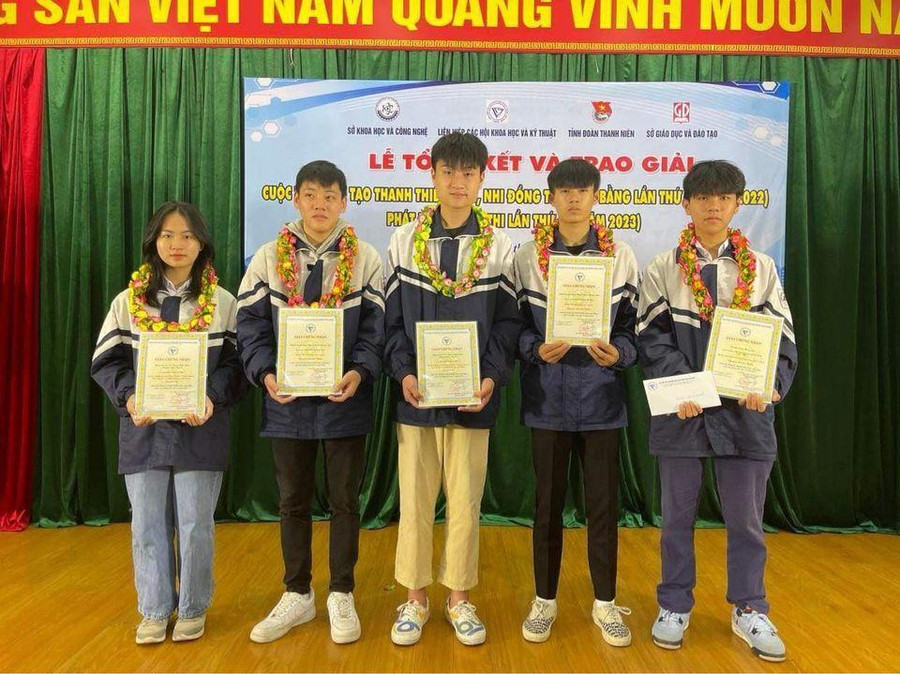 Trao giải cho các học sinh có thành tích của trường THPT Chuyên tỉnh Cao Bằng