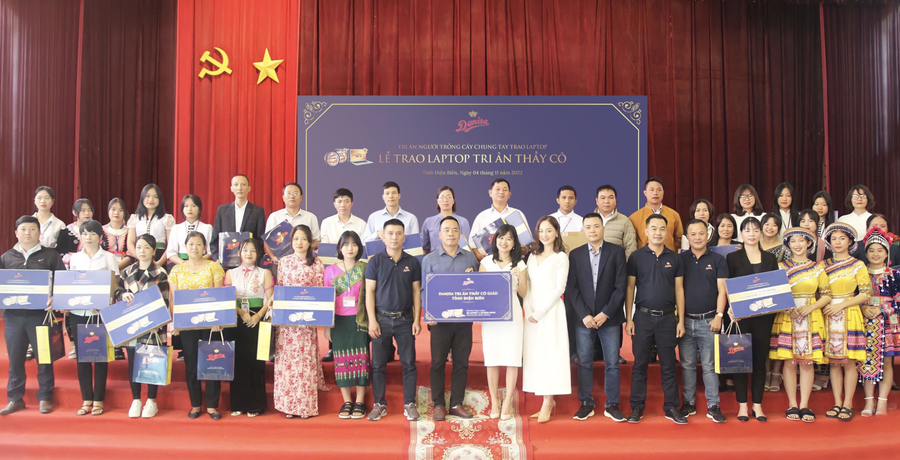 Điểm đến đầu tiên, Đại diện Danisa trao tặng Laptop cho giáo viên tại tỉnh Điện Biên với sự tham gia của khách mời diễn viên Lan Phương vào ngày 04/11 Điểm đến đầu tiên, Đại diện Danisa trao tặng Laptop cho giáo viên tại tỉnh Điện Biên với sự tham gia của khách mời diễn viên Lan Phương vào ngày 04/11