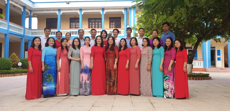 Tập thể CBGV trường Tiểu học Hoằng Trạch.