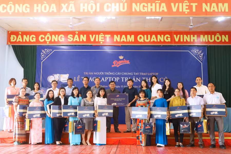 Điểm đến thứ 3 tại Kon Tum, Danisa trao tặng những chiếc Laptop cùng những phần quà ý thay lời tri ân với sự tham gia của Hoa Hậu Thể Thao Đoàn Thu Thủy vào ngày 15/11