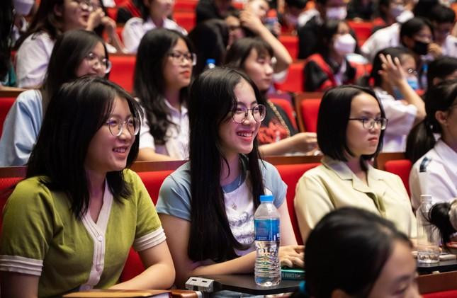 Các em học sinh, sinh viên hào hứng lắng nghe chia sẻ của GS Barbara Các em học sinh, sinh viên hào hứng lắng nghe chia sẻ của GS Barbara
