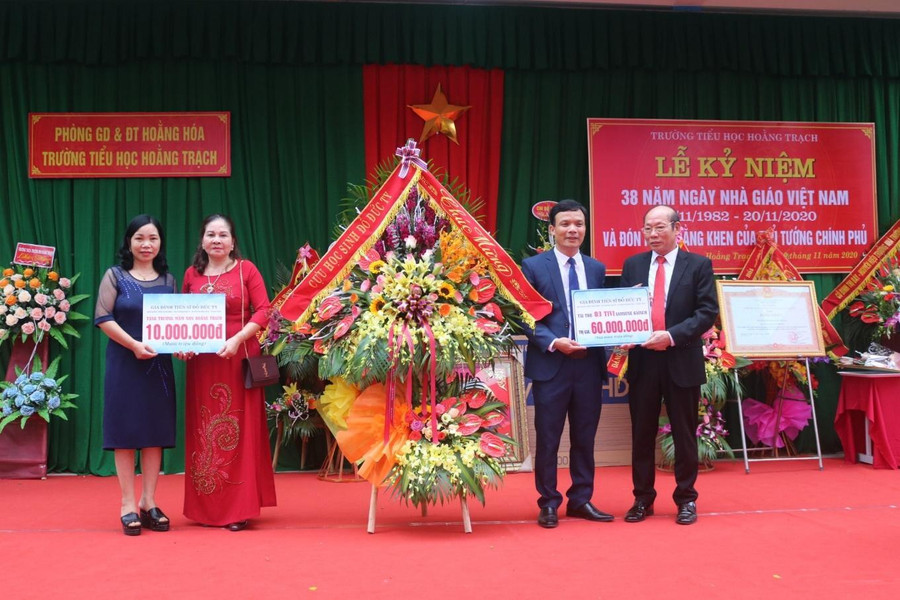 TS. Đỗ Đức Tỵ - Cựu học sinh nhà trường về chúc mừng và trao tặng cơ sở vật chất trong dịp đón nhận Bằng khen của thủ tướng