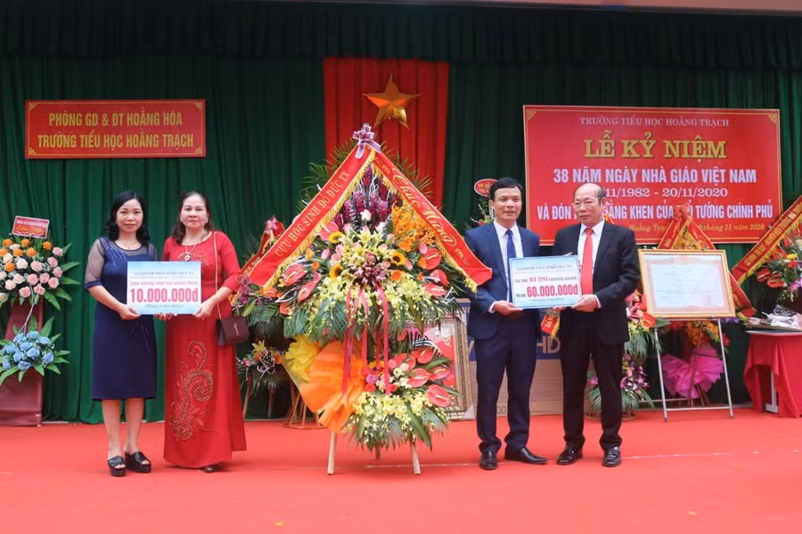 TS. Đỗ Đức Tỵ - Cựu học sinh nhà trường về chúc mừng và trao tặng cơ sở vật chất trong dịp đón nhận Bằng khen của thủ tướng