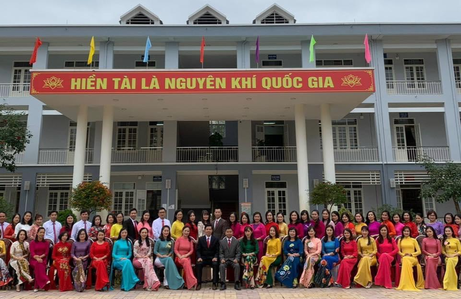 Tập thể CBGV trường THPT Chuyên tỉnh Cao Bằng.