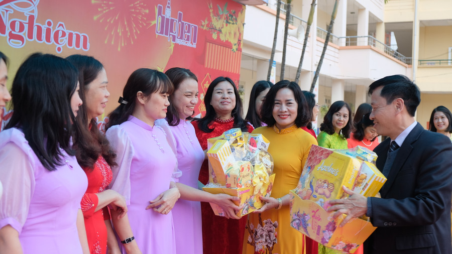 Nhà trường cũng dành 18 phần quà tặng tới cha mẹ các giáo viên là người có công với cách mạng.