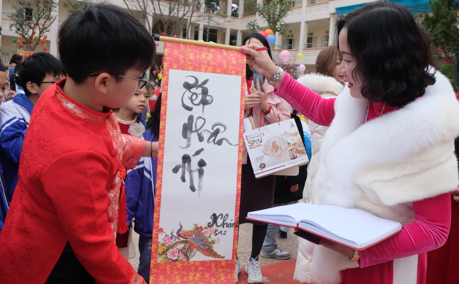 Học sinh hoá thân làm ông Đồ viết thư pháp.