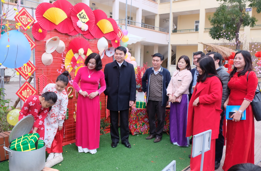 Lãnh đạo Sở Giáo dục, Phòng Giáo dục, UBND phường và các giáo viên nghe học sinh thuyết trình về ngày Tết.