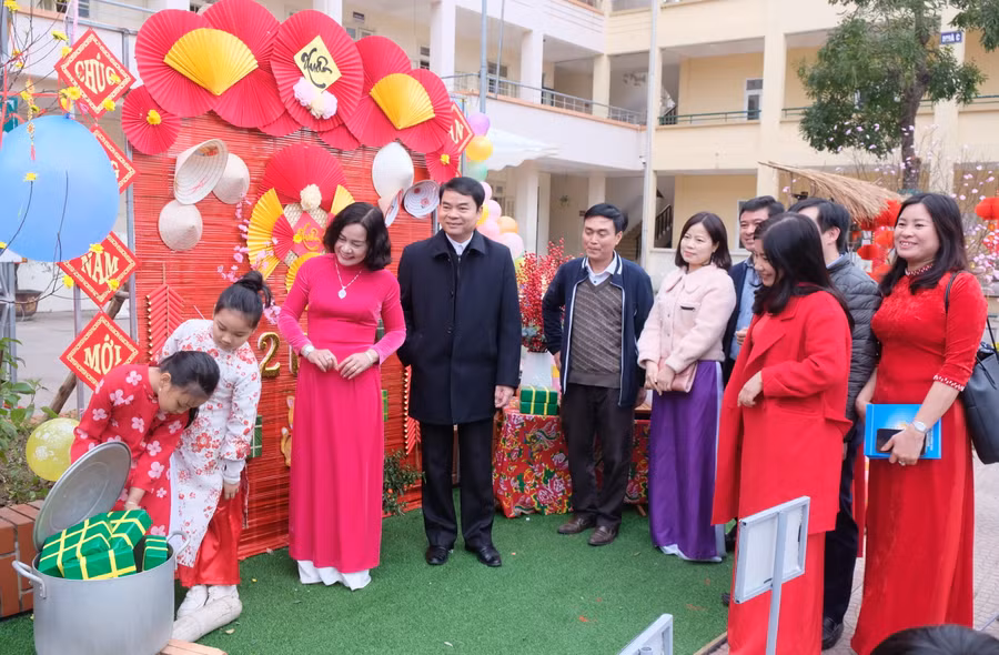 Lãnh đạo Sở Giáo dục, Phòng Giáo dục, UBND phường và các giáo viên nghe học sinh thuyết trình về ngày Tết.