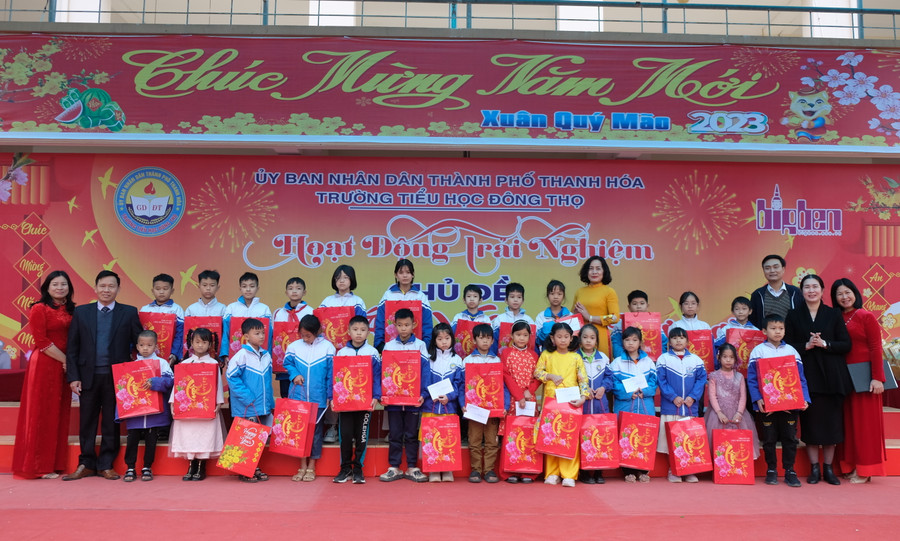 Học sinh khó khăn đón nhận những phần quà từ việc quyên góp của các mạnh thường quân, các thầy cô giáo, cha mẹ học sinh và từ chính bạn của mình.